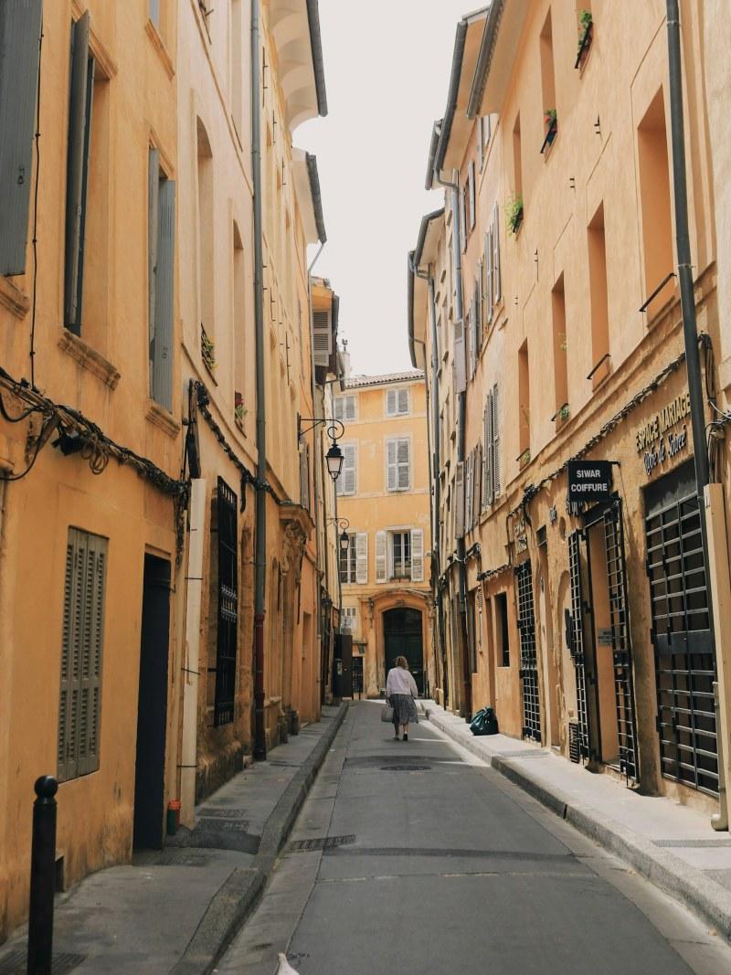 aix en provence narrow street