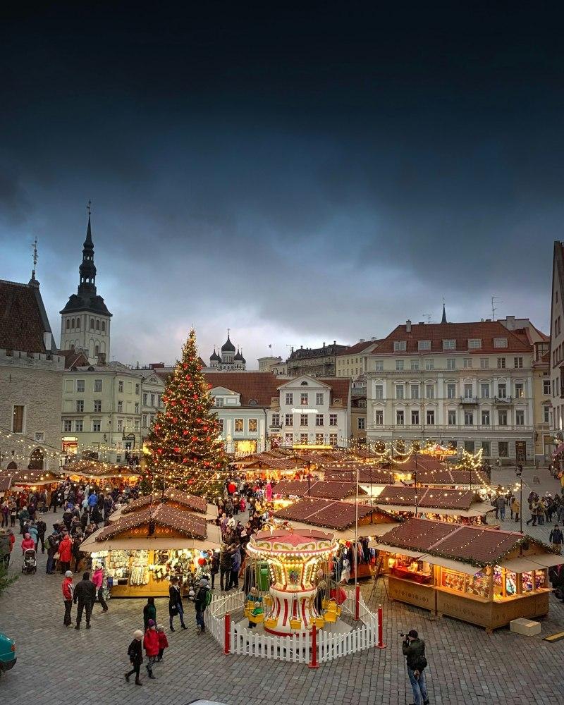 tallinn chrismtas market at daylight