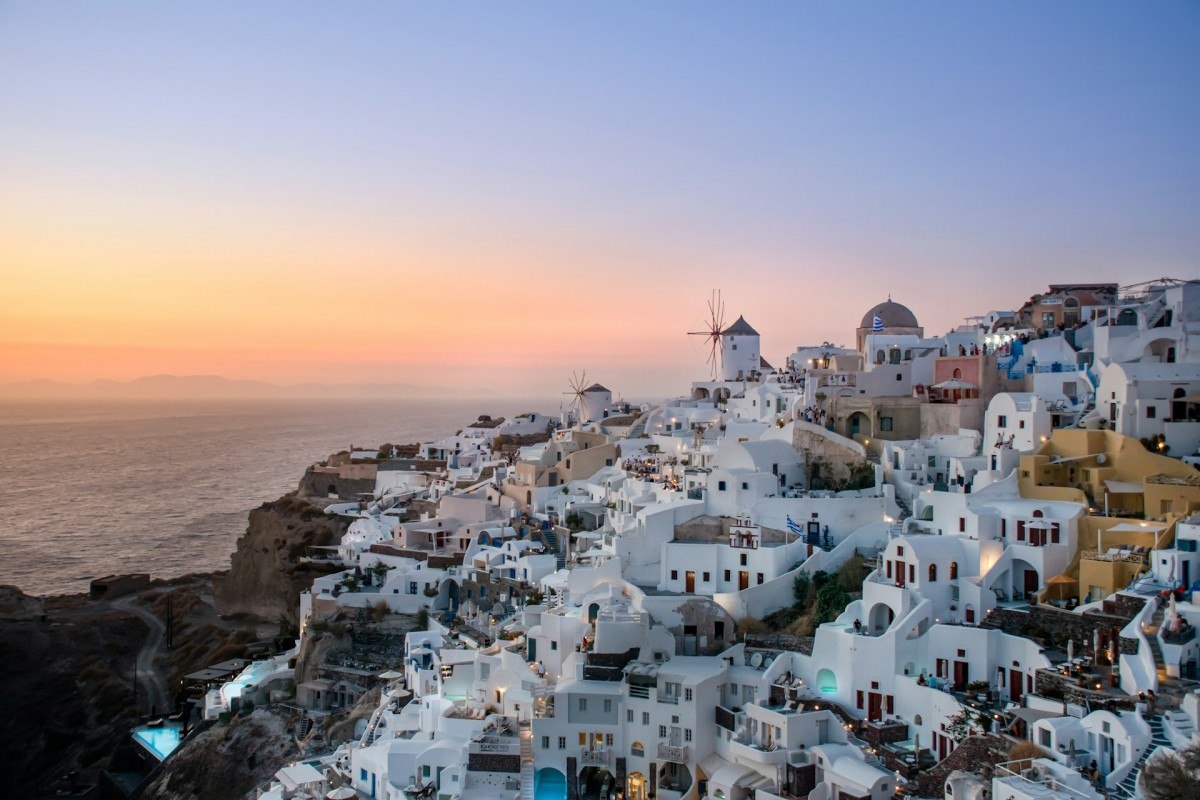 oia caldera in santorini greece