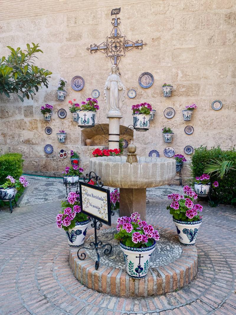 patio inside the monasterio de san jerónimo