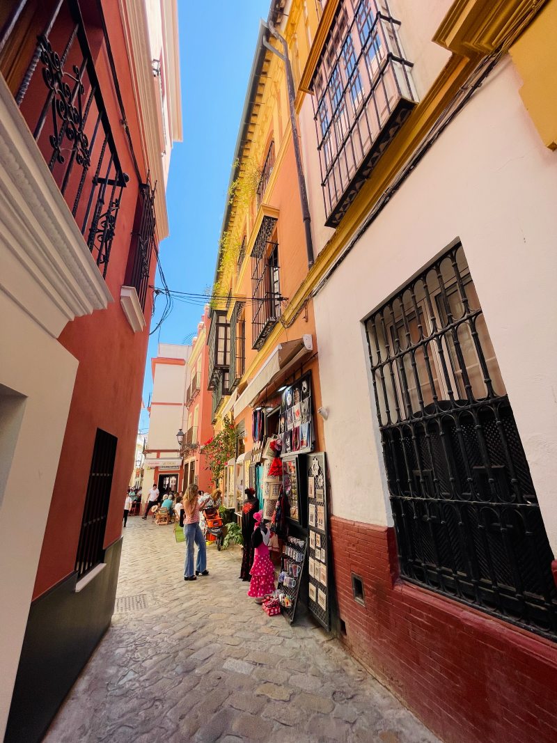 narrow street of the centro de sevilla